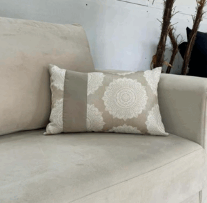 Quer mudar a cara da sala sem gastar muito? O poder de transformação das almofadas decorativas em um guia rápido.